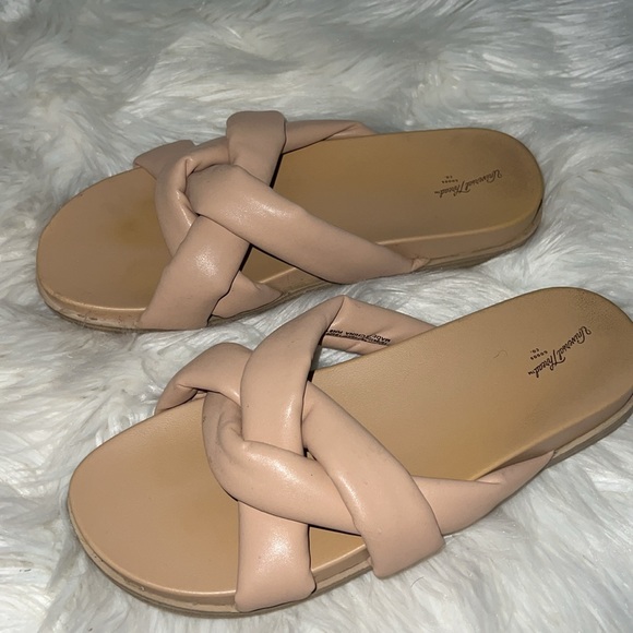 Universal Thread Womens Adley Bow Flip Flop Sandals- Tan/cosette. Size 9.5 - Picture 4 of 6